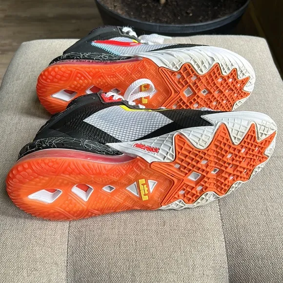 Nike Lebron Tune Squad (m 6.5, w 7.5)