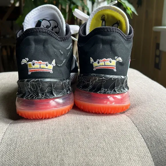 Nike Lebron Tune Squad (m 6.5, w 7.5)