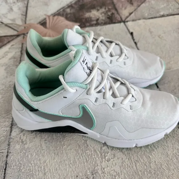 Nike Legend Essential 2 Women's Workout Shoes Sneakers Size 9.5