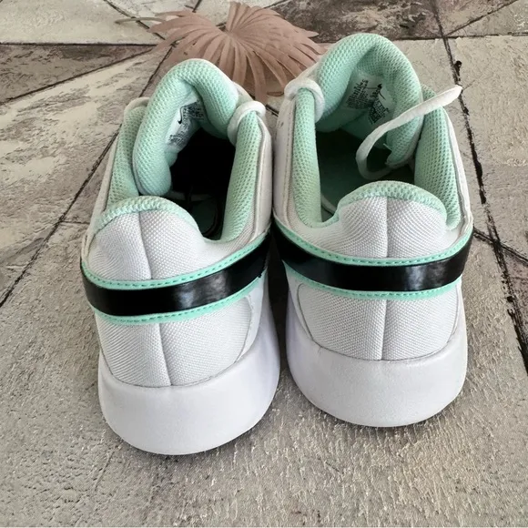 Nike Legend Essential 2 Women's Workout Shoes Sneakers Size 9.5