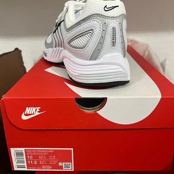 Nike Men's White and Gray Running Shoes