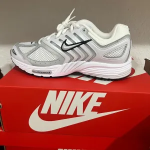 Nike Men's White and Gray Running Shoes