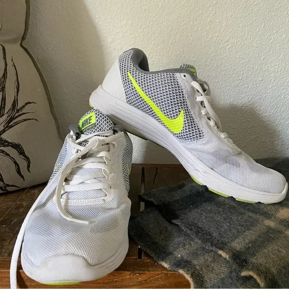 Nike Revolution 3 Running Shoe Athletic Sneakers Mesh Breathable Upper Size 9.5