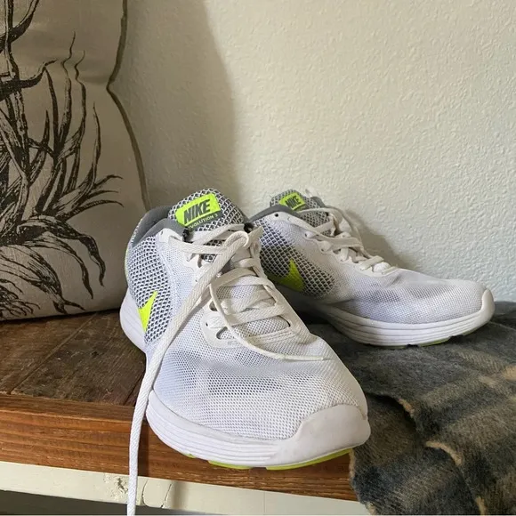Nike Revolution 3 Running Shoe Athletic Sneakers Mesh Breathable Upper Size 9.5