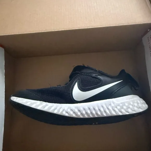 Nike Revolution 5s Black and White Sneakers with React Foam Technology