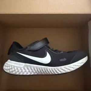 Nike Revolution 5s Black and White Sneakers with React Foam Technology
