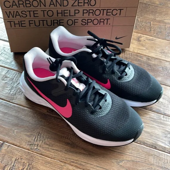 Nike Revolution 6 Black/Hyper Pink/Pink Foam Girls Running Shoe size 7Y