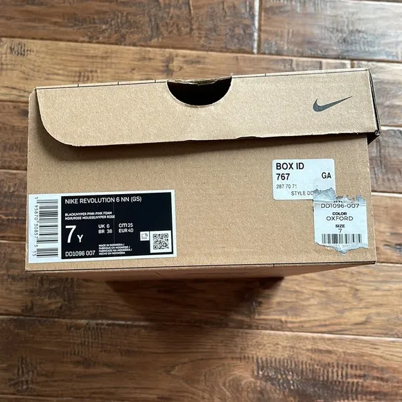 Nike Revolution 6 Black/Hyper Pink/Pink Foam Girls Running Shoe size 7Y