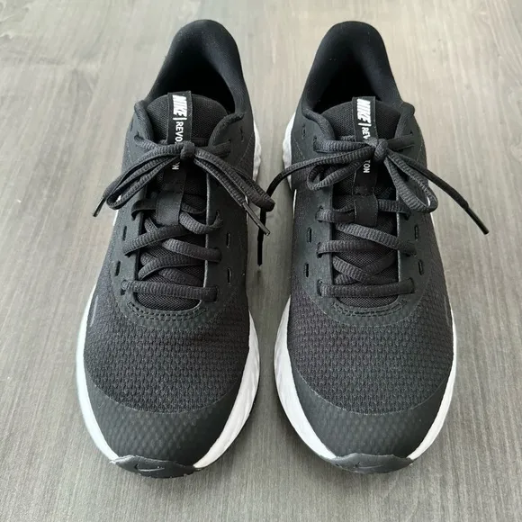 Nike Revolution Women's Road Running Shoes size 7.5 NWOT Black