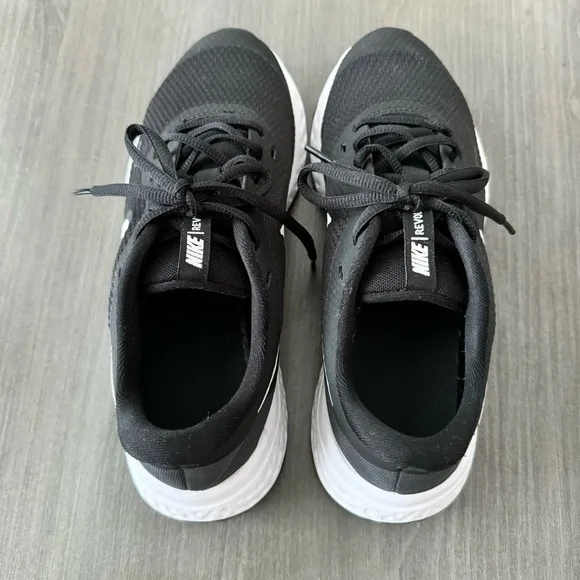 Nike Revolution Women's Road Running Shoes size 7.5 NWOT Black