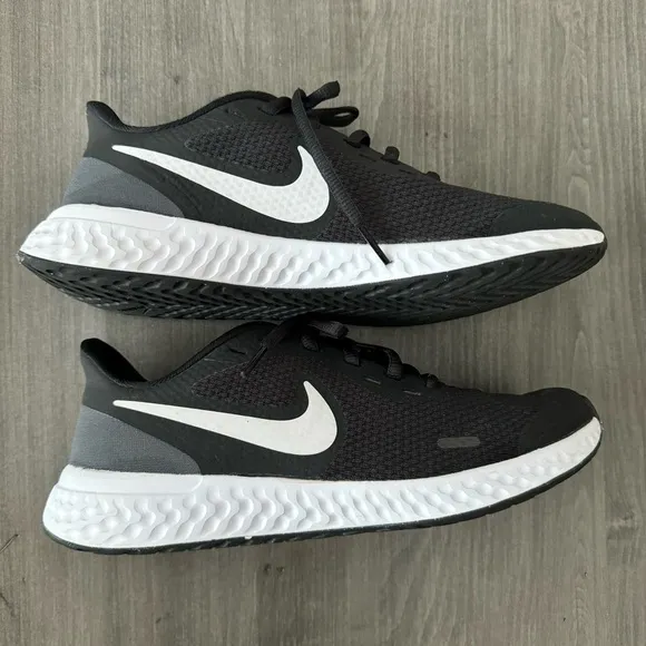 Nike Revolution Women's Road Running Shoes size 7.5 NWOT Black