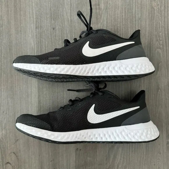 Nike Revolution Women's Road Running Shoes size 7.5 NWOT Black