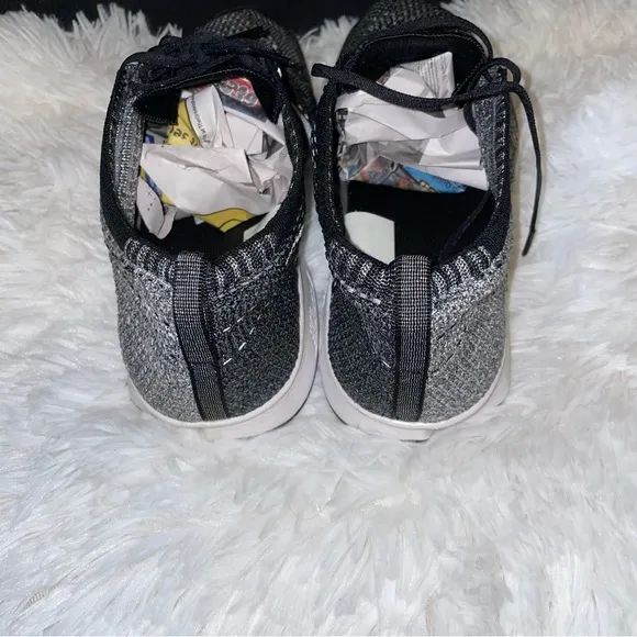 Nike Women’s Flyknit Black white 698616-0015 Size 11 Running Training sneakers