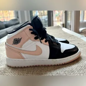 Nike youth air Jordan pink white black youth 4.5 excellent condition