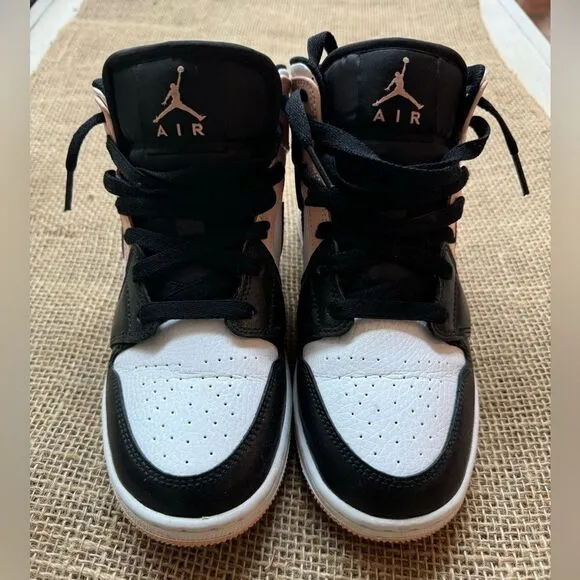 Nike youth air Jordan pink white black youth 4.5 excellent condition