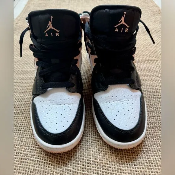 Nike youth air Jordan pink white black youth 4.5 excellent condition