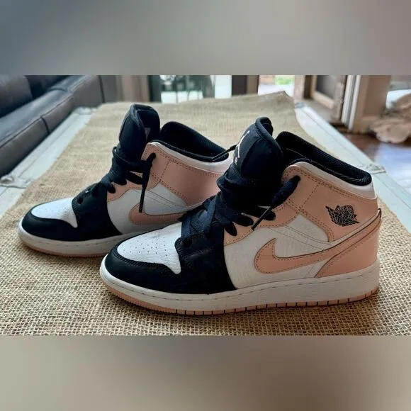 Nike youth air Jordan pink white black youth 4.5 excellent condition