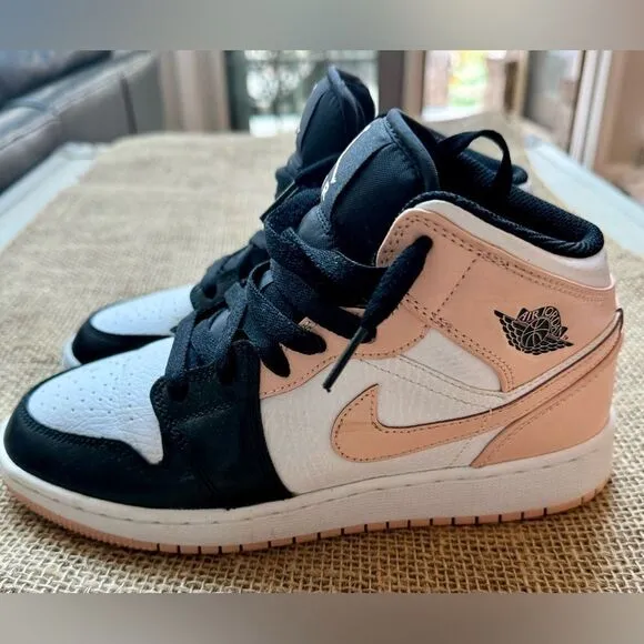 Nike youth air Jordan pink white black youth 4.5 excellent condition