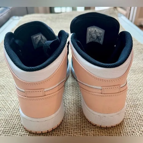 Nike youth air Jordan pink white black youth 4.5 excellent condition