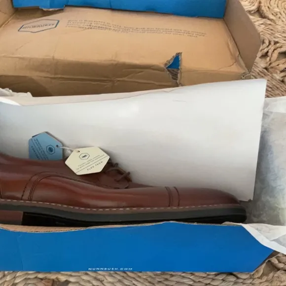 Nunn Bush men’s leather shoes, new in box, size 9 business oxford, gel cushion