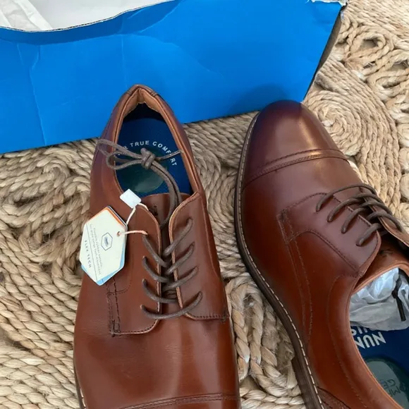Nunn Bush men’s leather shoes, new in box, size 9 business oxford, gel cushion