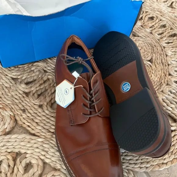 Nunn Bush men’s leather shoes, new in box, size 9 business oxford, gel cushion