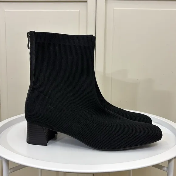 NWOB/NWOT Vivaia Zippered Square-Toe Water-Repellent Ankle Boots Marcella Sz 11