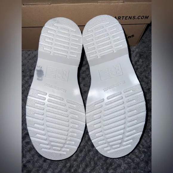 NWOT DR MARTENS New 27522 White Smooth Leather Pride Oxford Shoes