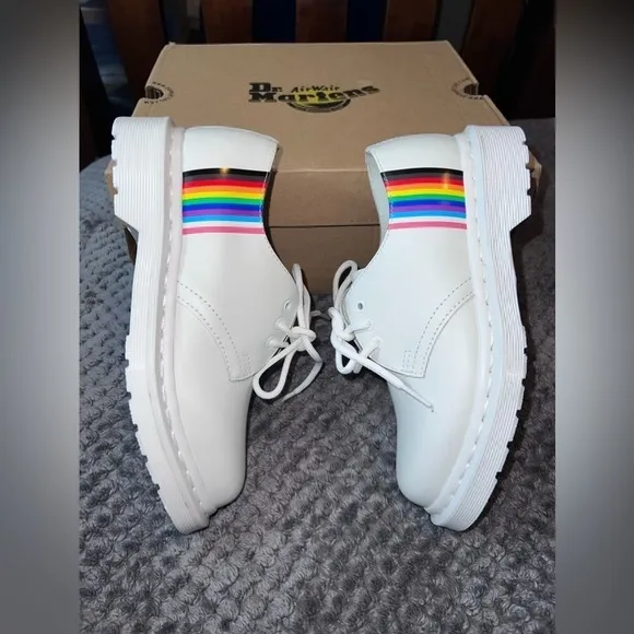 NWOT DR MARTENS New 27522 White Smooth Leather Pride Oxford Shoes