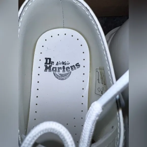 NWOT DR MARTENS New 27522 White Smooth Leather Pride Oxford Shoes