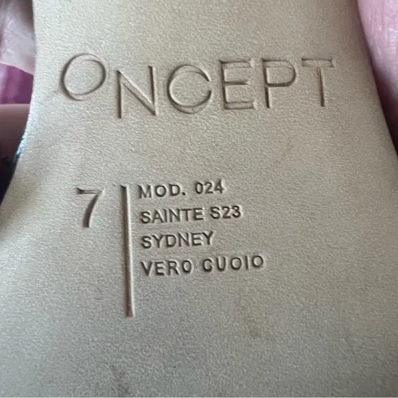 NWOT ONCEPT Sydney Kitten Heel Sandals Size 7 Black Toe Loop