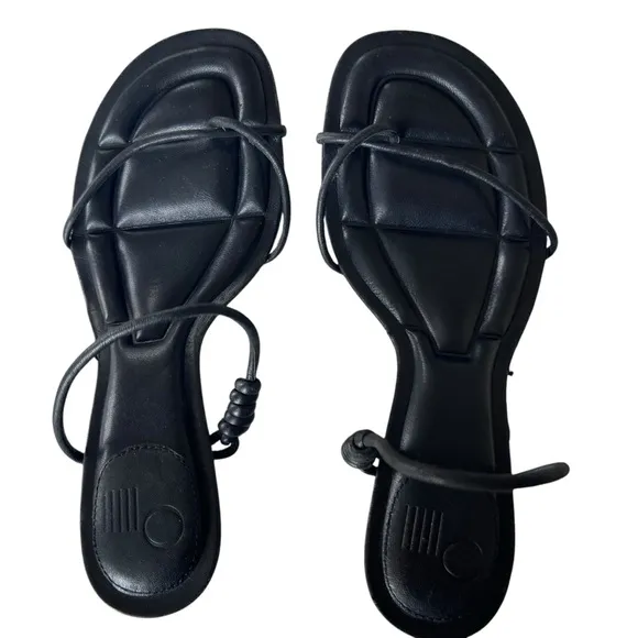 NWOT ONCEPT Sydney Kitten Heel Sandals Size 7 Black Toe Loop