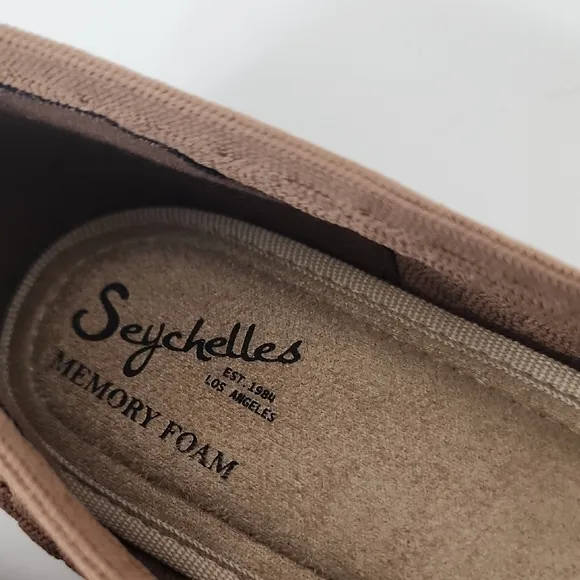 NWOT Seychelles Tan Woven Wide Memory form Flats Size 10