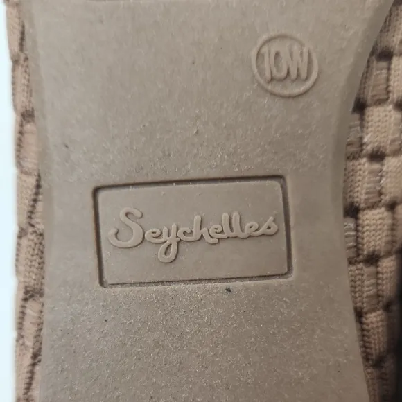 NWOT Seychelles Tan Woven Wide Memory form Flats Size 10