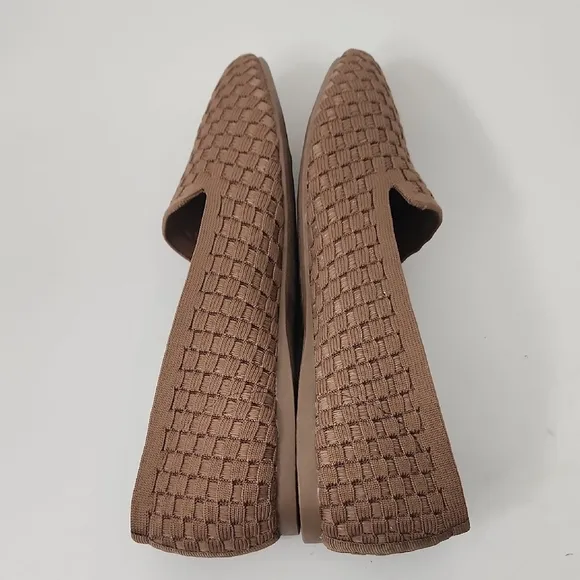 NWOT Seychelles Tan Woven Wide Memory form Flats Size 10