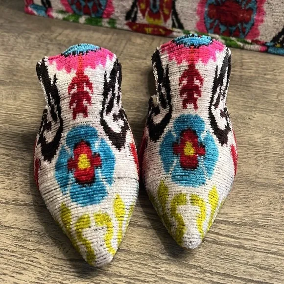 NWOT SILK VELVET IKAT MULES SIZE 38 handcrafted .Women's Silk Velvet Ikat Slides