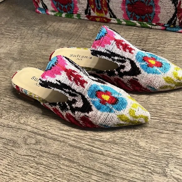 NWOT SILK VELVET IKAT MULES SIZE 38 handcrafted .Women's Silk Velvet Ikat Slides