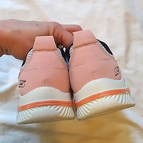 NWOT Women's Skechers BOBS Glide-Step Memory Foam size 7 peach/striped shoes