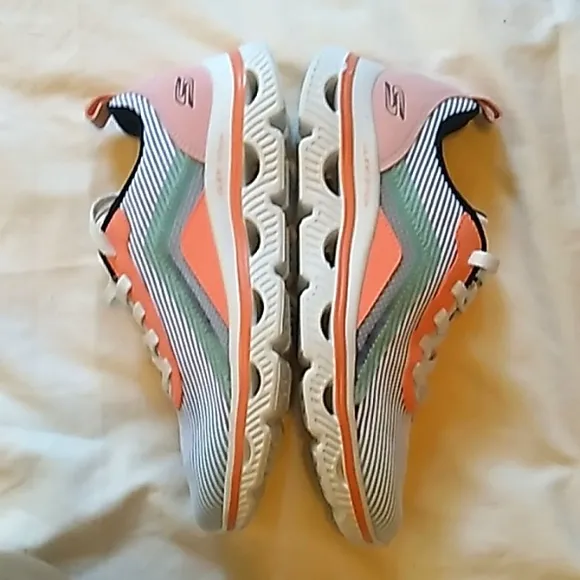 NWOT Women's Skechers BOBS Glide-Step Memory Foam size 7 peach/striped shoes