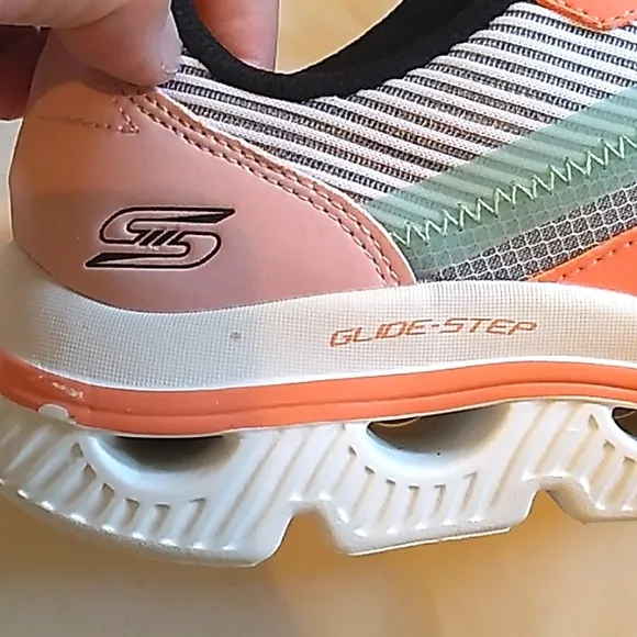 NWOT Women's Skechers BOBS Glide-Step Memory Foam size 7 peach/striped shoes