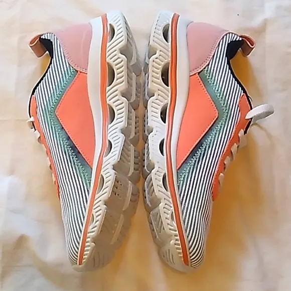 NWOT Women's Skechers BOBS Glide-Step Memory Foam size 7 peach/striped shoes