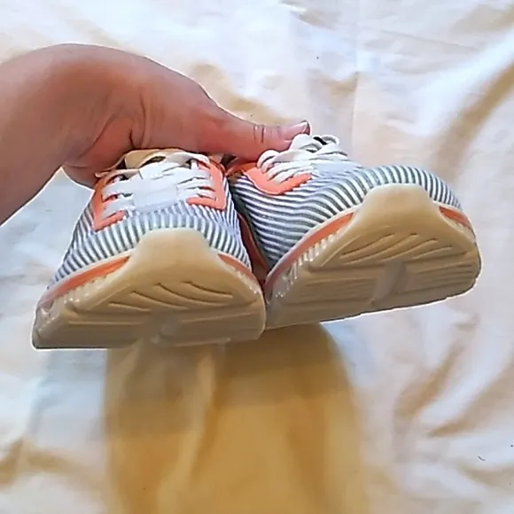 NWOT Women's Skechers BOBS Glide-Step Memory Foam size 7 peach/striped shoes