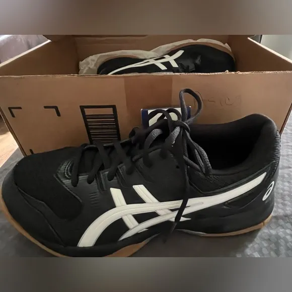 NWT Asics Men’s Gel Rocket Black White Sneaker Shoes, GumBand Bottom; Size 6.5