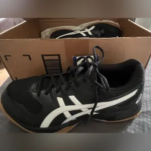 NWT Asics Men’s Gel Rocket Black White Sneaker Shoes, GumBand Bottom; Size 6.5