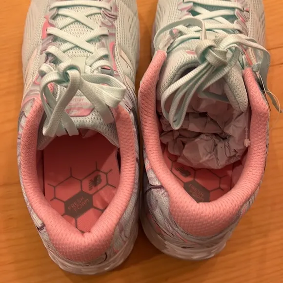 NWT Big Girls Size 6.5 Wide New Balance Shoes