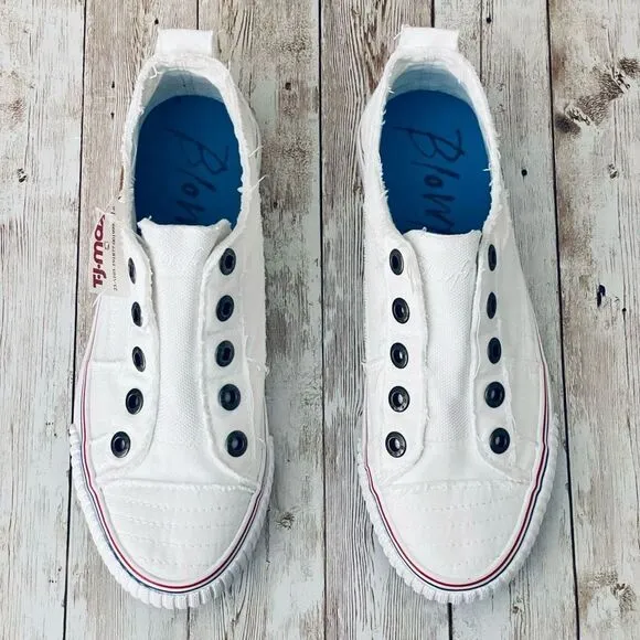 NWT Blowfish Malibu 7.5 White Distressed Blue No shoelace Memory foam Sneakers