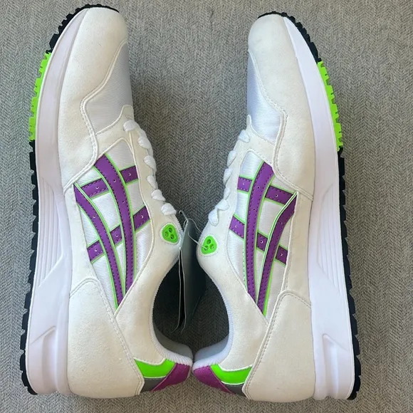 NWT Men’s 10.5 ASICS GEL SAGA Running Training Shoes in White Orchid