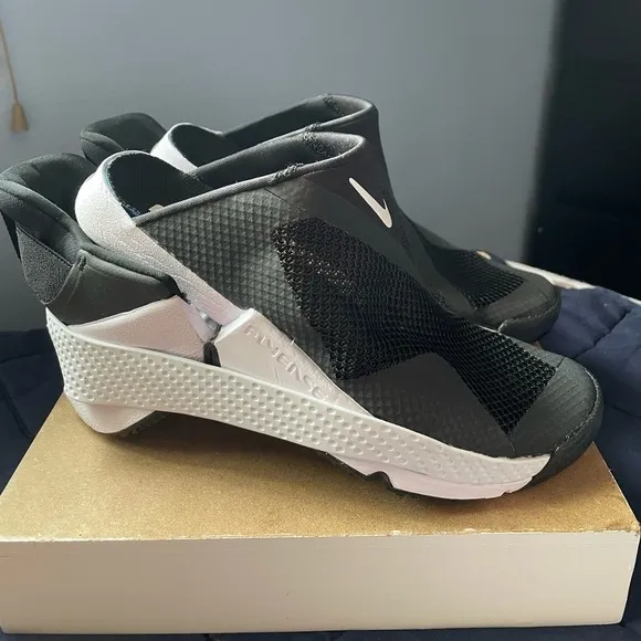 NWT NIKE Go FlyEase Easy On/Off Shoes Black Sz 6