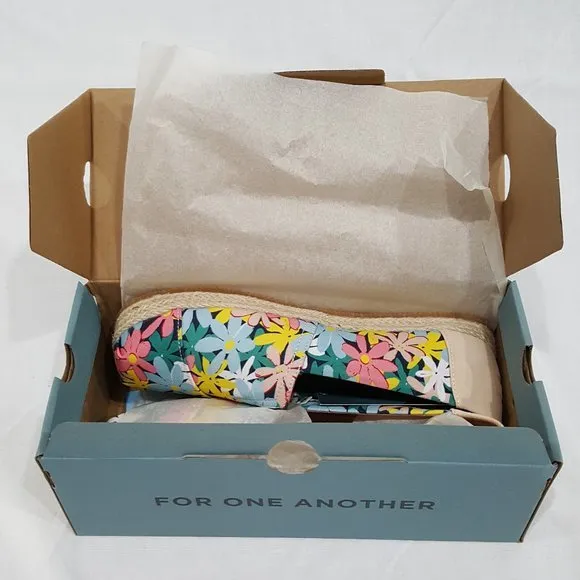 NWT TOMS Multi Giant Flower Print Shoes Youth Size 5