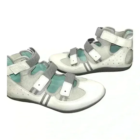 NWT TSUBO Leather Walking Shoes USA women size 9 Color: White, gray and aqua